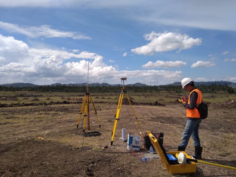 Tim surveyor konstruksi menggunakan drone LiDAR untuk pemetaan lahan 3D dan perencanaan Smart City di area proyek gedung perkotaan.
