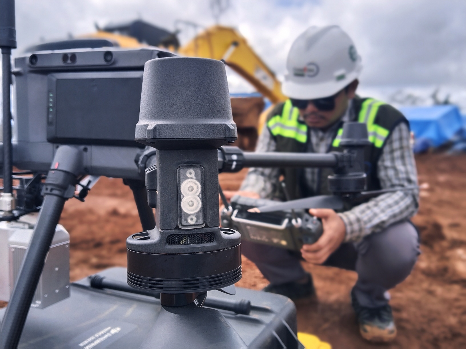 Tim profesional sedang melakukan survei topografi untuk menghitung biaya jasa ukur tanah per hektar menggunakan drone dan GPS GNSS.